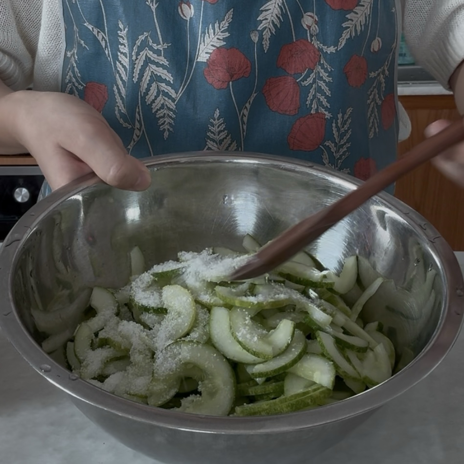 Salting sliced cucumbers before seasoning