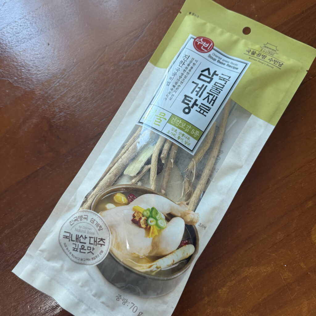 Korean herbal ingredients for Samgyetang.