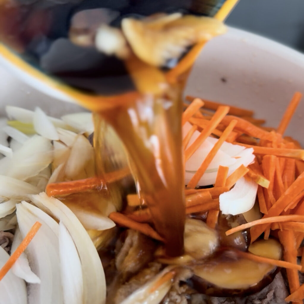 Adding soy sauce seasoning to Gungjung Tteokbokki
