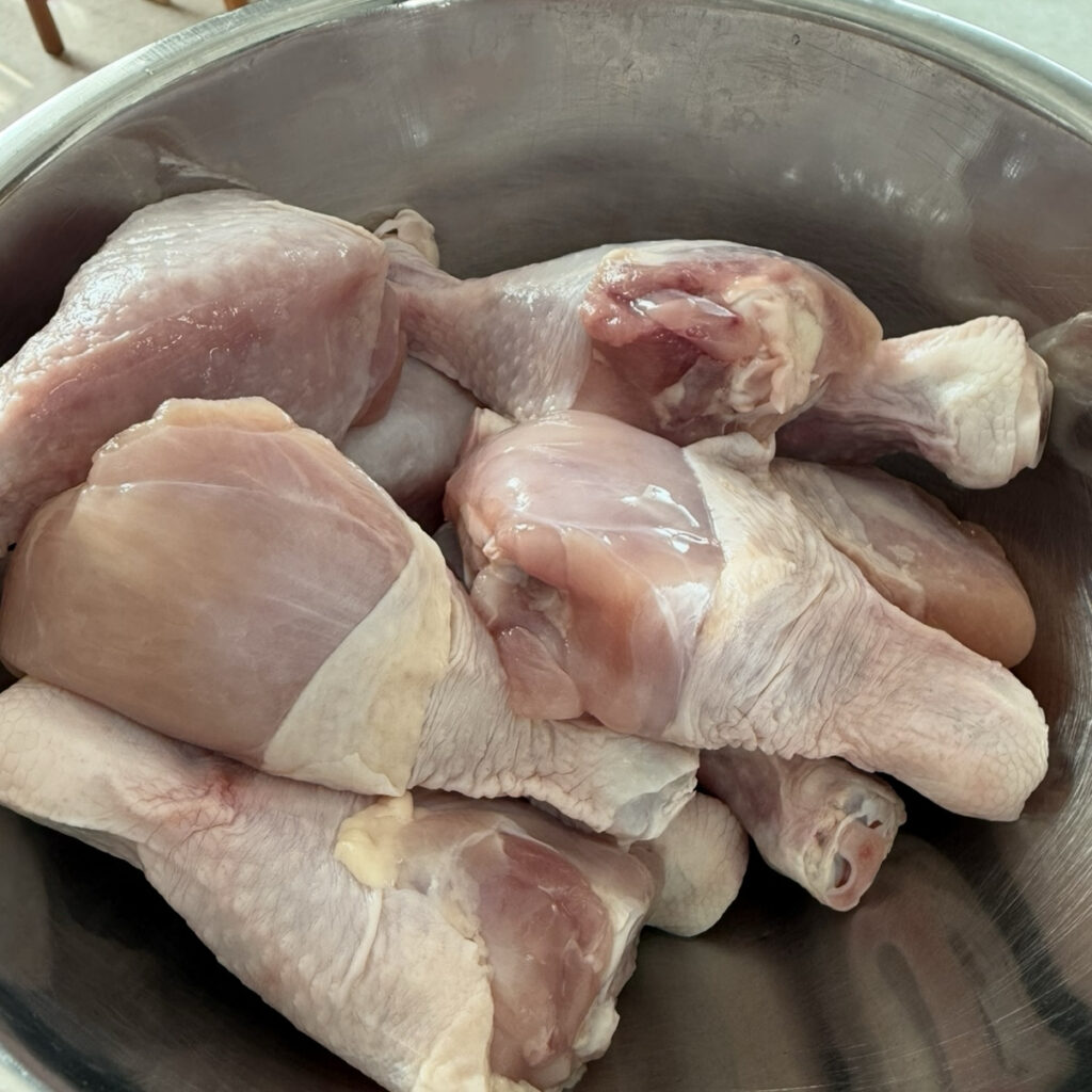     
Raw chicken drumsticks in a bowl