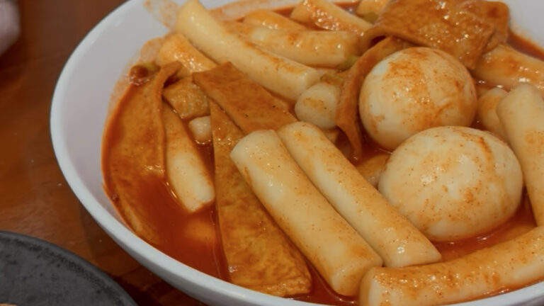 Easy Korean Tteokbokki Recipe (Spicy Rice Cakes)