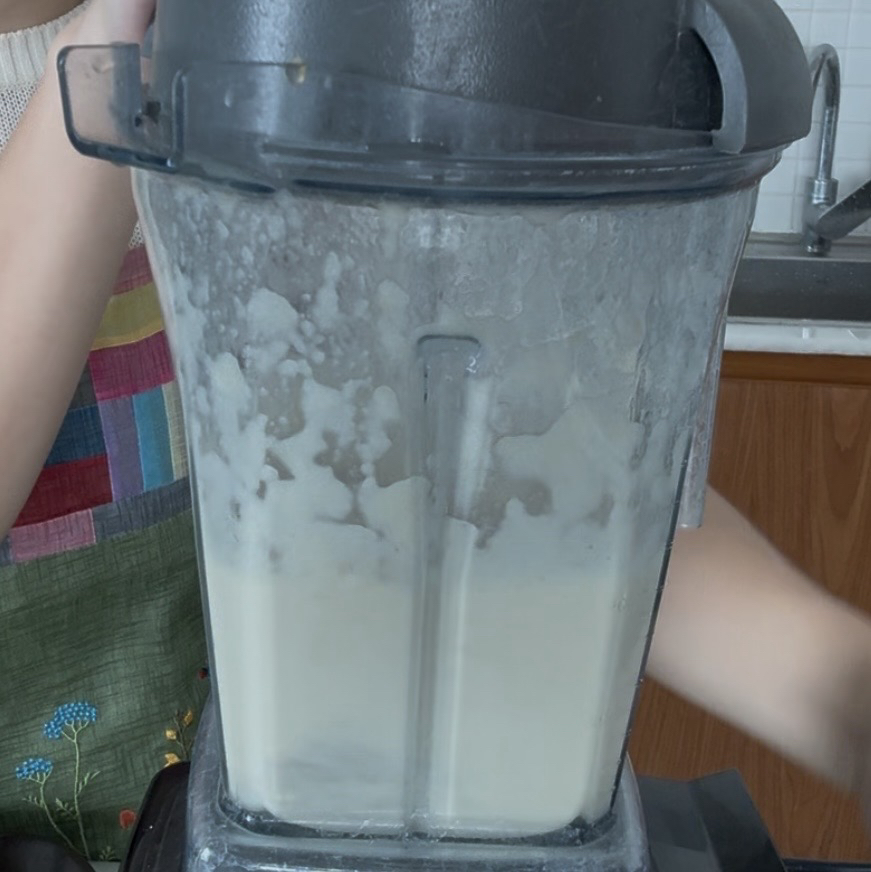 Blending pear, onion, garlic, ginger, and anchovy fish sauce