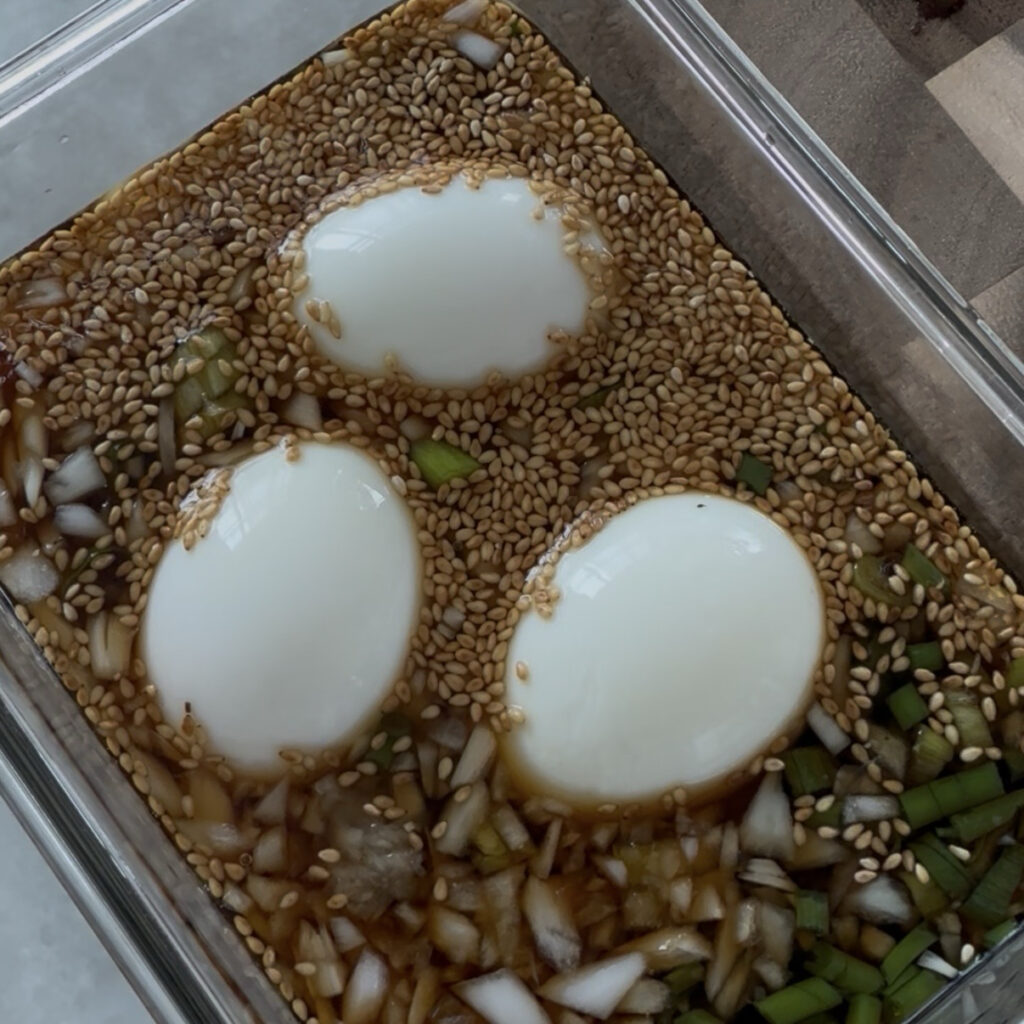 Peeled eggs placed in the soy marinade