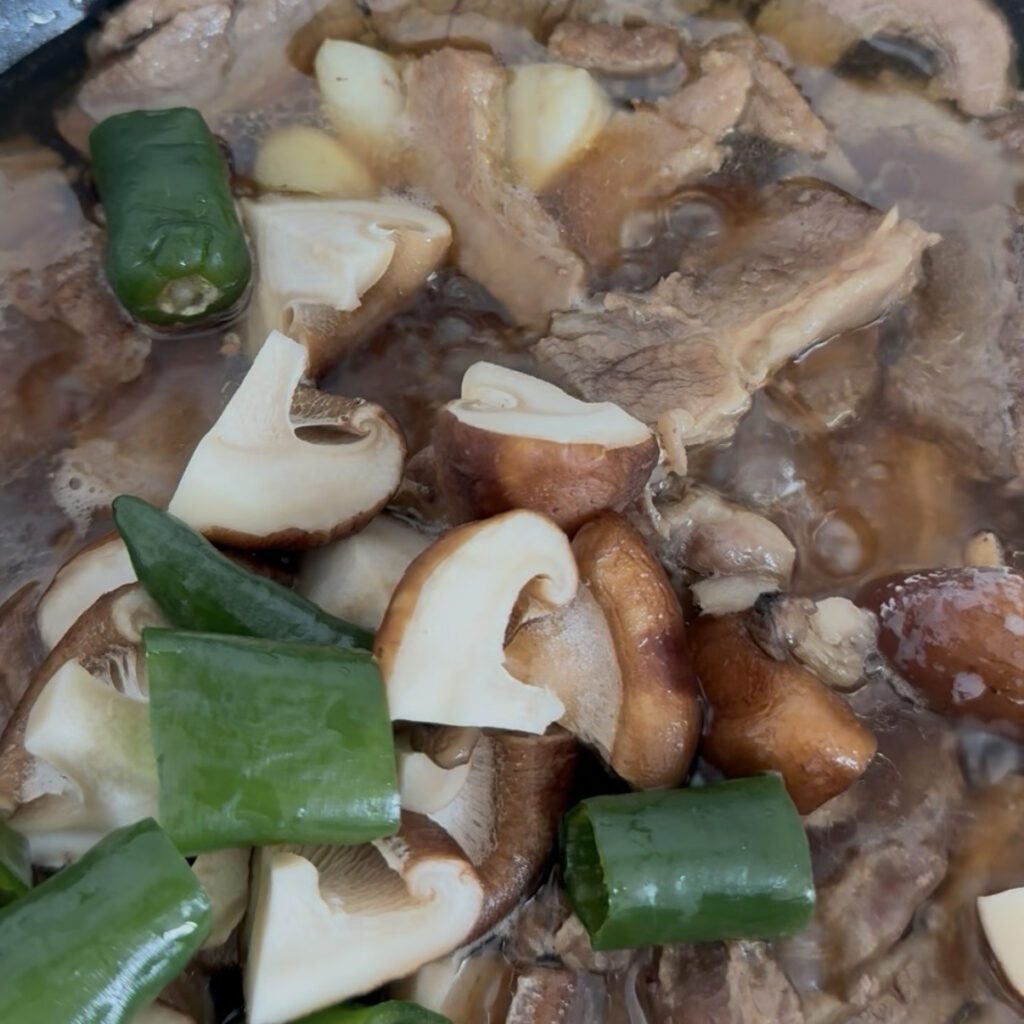  Adding mushrooms and chili peppers to jangjorim